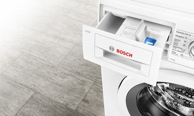 Innenraum eines Geschirrspülers mit Korb, spülenden Geschirr, sauberes und gut organisiertes Design, bereit für Reinigung.